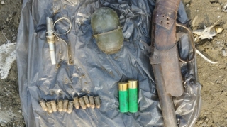 Balakəndə çay kənarından silah-sursat tapılıb  - FOTO