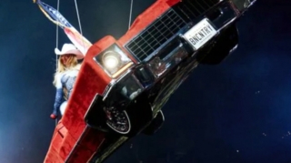 Бейонсе чуть не упала с летающей машины во время концерта - ВИДЕО