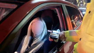 Qadın sürücü Elçibəy küçəsində “Hyundai”la sərxoş tutuldu – Vəsiqəsiz qaldı - VİDEO 