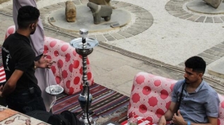 Bakıda tarixi abidənin üstündə qəlyan qonaqlığı   - FOTO