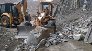 Lahıcda torpaq uçqunu olub, yol bağlanıb - FOTO 