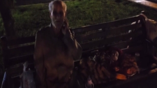 Bakıda DƏHŞƏT:  "Narkoman" ana 2 yaşlı uşağını parkda qoyub getdi  - VİDEO