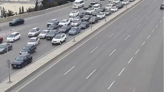 На каких улицах Баку 17 марта наблюдаются транспортные заторы? 