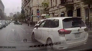 Şəhərin mərkəzində təhlükəli manevr edən sürücü az qala qəza törədəcəkdi    - VİDEO