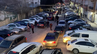 Xırdalanda vağzalın qarşısında xaos: sürücülər maşınını necə gəldi saxlayır - FOTO 