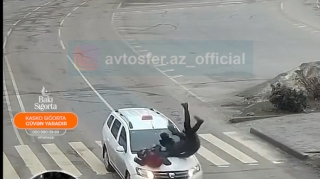 Taksi sürücüsü piyada keçidində ana və uşağı belə vurdu  - VİDEO