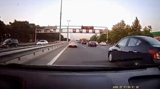 Ən sağ zolaqdan sola manevr edən qadın təhlükə yaradıb sürücünü hirsləndirdi    - VİDEO