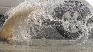 DYP piyadalara su sıçradan sürücülərə xəbərdarlıq edib 