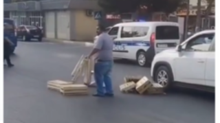 Çiyinində yeşiklər yolu keçən piyada "qəza" törətdi  - VİDEO