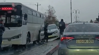 Xırdalanda avtobus minik avtomobili ilə TOQQUŞDU  - VİDEO