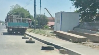 Bakıda yol kənarını “özəlləşdirdilər” – Sürücülər maşın saxlaya bilmədi   - VİDEO