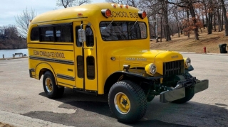 В США продан школьный автобус Dodge с двигателем от спорткара  - ФОТО