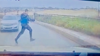 Qəfil maşının qabağına çıxan piyada son anda ağır qəzadan qurtuldu   - VİDEO