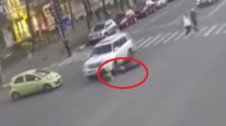 "Land Cruiser" iki yeniyetməni vurub sürüdü:  sürücü narkoman çıxdı - REAL VİDEO 