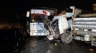 Avtobus yük maşını ilə toqquşub, ölən və yaralananlar var   - FOTO
