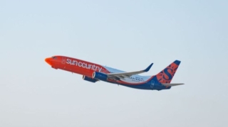 Kişi təyyarənin qapısını açıb TULLANDI 