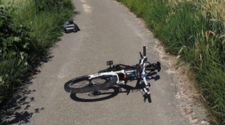 Yol polisi əməkdaşı velosipedçini vurdu, sonra bıçaqladı 