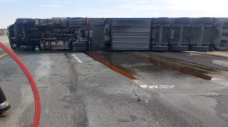 Bakı-Qazax yolunda TIR aşıb, yanacaq yola dağılıb - FOTO 