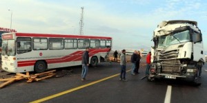 Dayanacaqda sərnişin götürən avtobusa TIR çırpıldı: 11 nəfər xəsarət alıb - FOTO