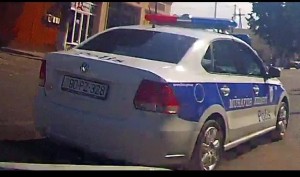 Polis maşını sürən mülki geyimli şəxs qırmızıda keçdi - VİDEO