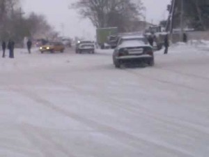 FHN yolda qalanlara yardım edir