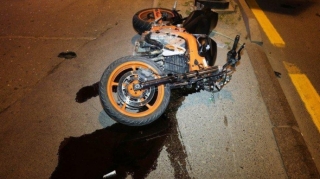 Günəşlidə avtomobil motosikletçini vurdu 