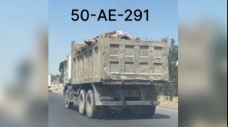 Sumqayıtda hərəkət edən yük maşınındakı zibillər yola dağıldı  - VİDEO