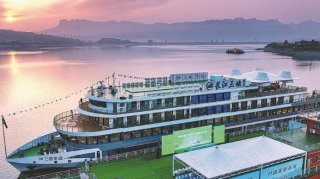 Elektriklə işləyən ən böyük kruiz layneri ilk səyahətini başa vurub 