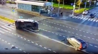 Təcili yardım maşını “Volvo” ilə toqquşdu; həkimlər yaralandı - VİDEO 