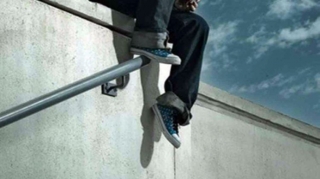 Gənc 20-ci mərtəbədən yıxılıb öldü 