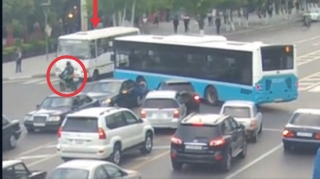 Qaydanı pozan motosiklet sarı işıqda keçən avtobusa çırpıldı - VİDEO