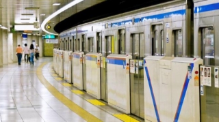 Qatara kimyəvi maddə püskürdülüb, 10-dan çox şəxs xəsarət alıb 