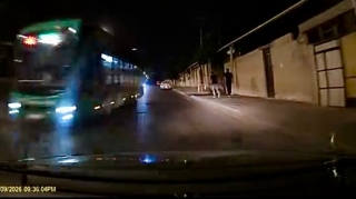 Günəşlidə avtobus sürücüsü əks yola çıxıb maşının üzərinə sürdü   - VİDEO