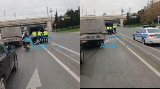 Yol polisi nasaz avtomobili itələyib kənara çəkdi, tıxacın qarşısını aldı – REAL VİDEO 