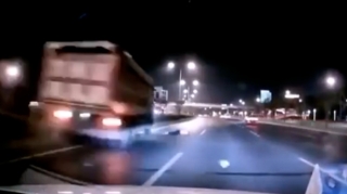 Magistral yola çıxan piyadanı yük maşını vurdu  – ŞOK VİDEO 