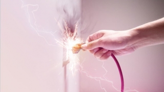 Masazırda qadını elektrik cərəyanı vuraraq öldürdü 