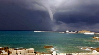 Hava limanında tornado 3 təlim təyyarəsini aşırıb 