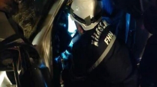 Avtomobildə sıxılı vəziyyətdə qalan şəxs belə xilas edildi - VİDEO