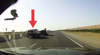 Bakı-Şamaxı yolunda hərəkət edən "Prius" sürücüsü özünü maşına çırpdı - VİDEO