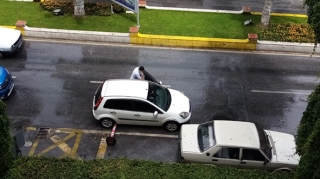 Avtomobili yolun ortasına park edib dükana getdi sonrası isə...  - VİDEO 