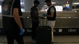 İstanbul aeroportunda sərnişinin çamadanından çıxanlar hamını şoka saldı - FOTO 