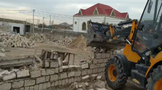 Qalada qanunsuz tikili sökülüb - FOTO - VİDEO 