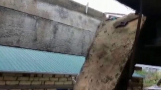 Sumqayıtda QORXUNC OLAY : beton plitə yaşayış evinin üstünə düşüb - VİDEO 