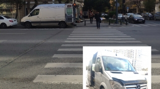 Piyada keçidinin üstündə maşını saxlayıb yük boşaldan sürücü - 90-NO-176 - FOTO 