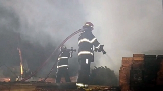 Bakıda "Taxta bazarı"nda güclü yanğın olub - VİDEO 