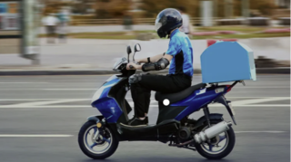 Motosikletlə “Mercedes” toqquşdu - Kuryer xəsarət aldı 