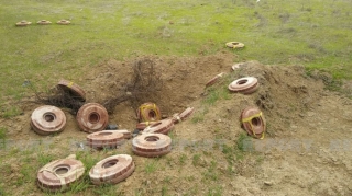 Ermənilərin basdırdığı bəzi minalar yağıntı nəticəsində torpağın üstünə çıxıb  - FOTO