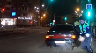 Yol polisini avtomobillə 300 metr sürüyən sərxoş sürücü saxlanıldı – 6 protokol tərtib edildi - VİDEO 