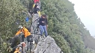 Selfi çəkdirmək istəyən turist qayadan yıxıldı – VİDEO 