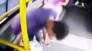 Sərnişin avtobusunda unudulan telefonu belə oğurladı - VİDEO 